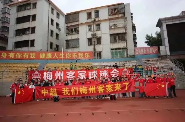 在床上打扑克